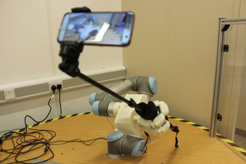 Un robot tomándose un selfie. Por Luke Cramphorn – Universidad de BrĂstol. (Imagen: EPSRC)